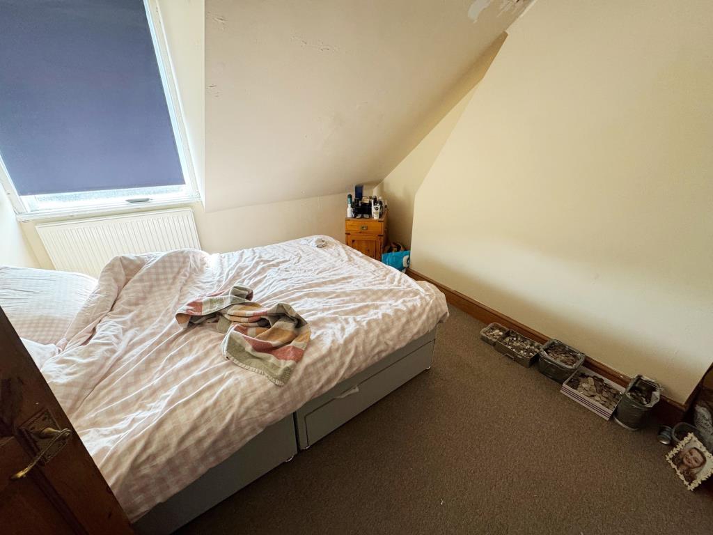 Lot: 89 - FREEHOLD PROPERTY DIVIDED INTO TWO TWO-BEDROOM MAISONETTES - Upper Maisonette - Bedroom 2